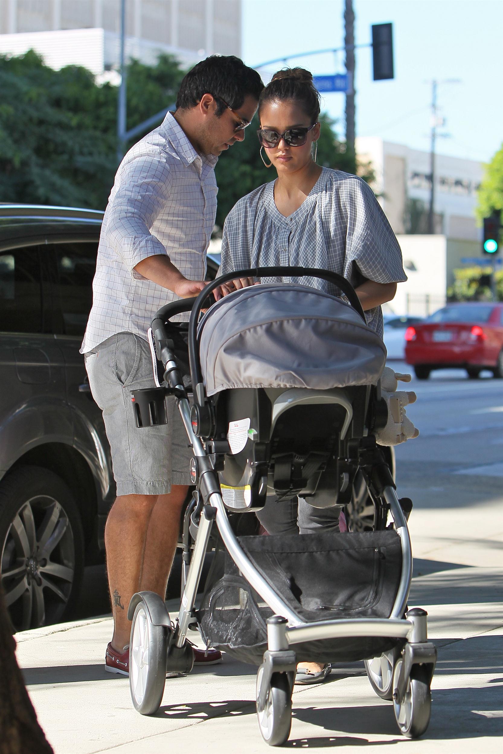 Jessica Alba and Cash Warren take Honor Marie and new baby Haven for breakfast | Picture 98026